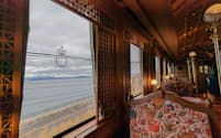 ザ・ロイヤルエクスプレスから眺める瀬戸内海。窓が木組みの格子で囲われているのは額縁効果を狙ったものだという