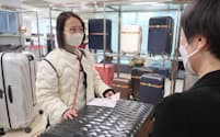 上海から来た訪日客はスーツケースを購入した（名古屋市のJR名古屋高島屋）