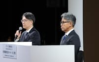 記者の質問に答えるトヨタ自動車の佐藤恒治社長（左）。右はダイハツの新社長に内定した井上雅宏氏（13日、東京都中央区）