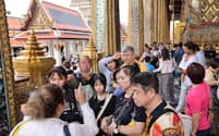 ワット・プラケオは王室の守護寺院としても知られ、バンコクで人気の観光地だ＝小林健撮影