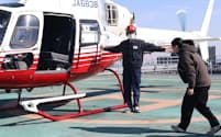 ヘリコプターで運航のオペレーションなどを確認する（三菱地所提供）