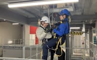 高さ約８メートルから緊急降下する訓練も実施する（１月、茨城県神栖市）