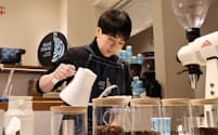 ブルートーカイではハンドドリップでコーヒーを提供する（14日、東京・中央）