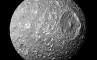 NASAの土星探査機カッシーニが、土星の衛星ミマスにフライバイし最接近してとらえた画像。巨大なハーシェル・クレーターがあるミマスは、映画『スター・ウォーズ』の宇宙要塞「デス・スター」に似ている。このミマスの地下全体に海がある証拠が示された。（PHOTOGRAPH BY NASA/JPL-CALTECH/SPACE SCIENCE INSTITUTE）