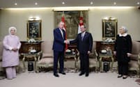 握手を交わすエルドアン大統領（中央㊧）とシシ大統領（同㊨）、夫人ら（14日、カイロ）＝トルコ大統領府提供・ロイター
