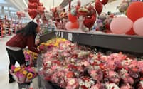 スーパーのバレンタインデーコーナーに並ぶギフト用の花束（14日、ニューヨーク州）
