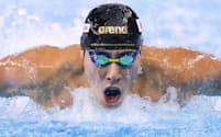 世界水泳選手権の男子200メートルバタフライ決勝で力泳する本多灯。金メダルを獲得（14日、ドーハ）＝共同