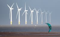 英国の脱炭素政策が揺らいでいる（英国の風力発電所）＝ロイター