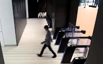 富士通はビデオカメラに映った歩き方の特徴から本人を約90％の精度で見つけるAIを開発した＝同社提供