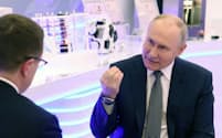 14日、モスクワでロシア人ジャーナリストのインタビューを受けたプーチン大統領＝ロイター