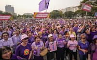 紫色の服を着た大勢の支持者らが広場に集まった（15日、バンコク）＝遠藤啓生撮影