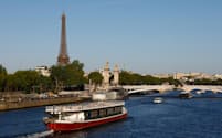 セーヌ川で行われるパリ五輪開幕式に向けた船の試験航行の様子（2023年7月）＝ロイター