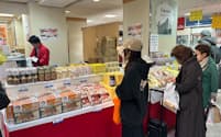 各百貨店のバイヤーが厳選した地場産品が並ぶ（16日、仙台市）