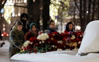 16日、反体制派指導者アレクセイ・ナワリヌイ氏の死を悼んで献花する人々（モスクワ）＝ロイター