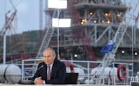 ロシアの液化天然ガス（ＬＮＧ）の生産設備を建造する北部ムルマンスクで会議に臨むプーチン大統領＝ロイター