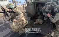 アブデーフカで軍用車両から降りるウクライナ兵（17日）=3Rd Assault Brigade/Handout via REUTERS