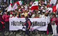 強引な選挙改革には懸念が根強い（18日、メキシコシティ）＝AP