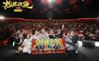 「百円の恋」中国リメーク版で主演・監督を務めたジャー・リン氏（右から４人目）らが舞台挨拶した（２月14日、上海市）
