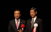 授賞式で並んだ静岡銀行の八木頭取㊧と伊藤信太郎環境相