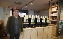 デジタル対応の日本酒ディスペンサー「のまっせ」と高橋社長（福島県会津若松市）