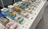 福井商工会議所は菓子土産の新ブランドを東京都内の物産展でお披露目した（14日、東京・千代田）