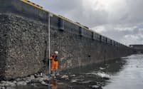輪島市西部の鹿磯漁港の防潮堤は3.8 〜 3.9メートルも隆起し，海に沈んでいた壁面が露出した＝産業技術総合研究所地質調査総合センター提供