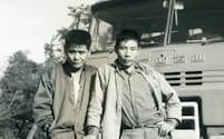 トラック運送で起業し仕事を増やしていった1967〜68年ごろの大須賀氏（右）
