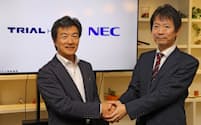 NECと顔認証分野で実証実験を始めたトライアルHDの亀田晃一社長（左）＝20日、宮若市