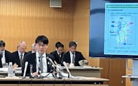 24年度予算案について説明する山下知事（20日、奈良県庁）