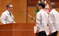 トヨタ工業学園の卒業式が開かれ、豊田会長㊧が証書を授与した（20日、愛知県豊田市）