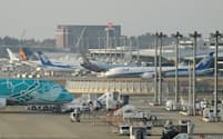 日本発着便の航空需要は旺盛だ（23年11月の成田空港）