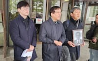 韓国の最高裁前で記者会見する元徴用工訴訟の原告側関係者（１月11日、ソウル）