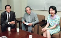 子供の心の問題を話し合う（左から）大山さん、山田さん、文部省中学校課長（当時）の河村潤子さん（1998年）