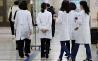 韓国で研修医が一斉に職場を離脱し、医療現場が混乱している＝ＡＰ
