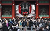 外国人観光客で混雑する東京・浅草の雷門前（11日）
