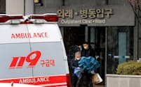 韓国の主要病院の一つである延世大学セブランス病院の入り口にとまる救急車（２１日、ソウル）