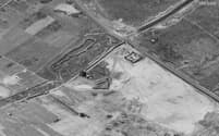 整地された土地を囲む壁が建設されている（２１日）=Satellite image ©2024 Maxar Technologies