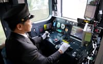 JR鹿児島線で自動運転の操縦訓練をする運転士（21日）