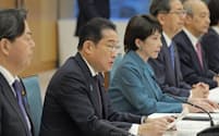 経済安全保障推進会議で発言する岸田首相（1月30日、首相官邸）=共同