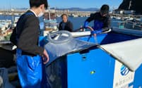 くら寿司は少量の活魚を運ぶ小型水槽「魚活ボックス」を導入する