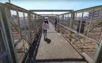 360度カメラで橋を渡る映像などを視聴でき＝三鷹市提供