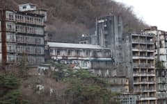 廃虚になった鬼怒川沿いの宿泊施設は取り壊しができないまま残る
