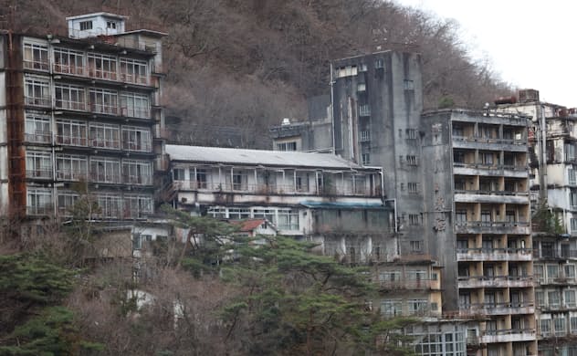 廃虚になった鬼怒川沿いの宿泊施設は取り壊しができないまま残る