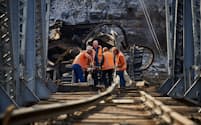破壊されたインフラを復旧するウクライナ鉄道の職員＝同社提供