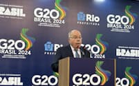 記者の前で話すブラジルのビエイラ外相（22日、リオデジャネイロ）