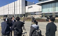 台湾から来たメディア関係者はTSMC幹部を撮影しようとJASM本社棟前に集まっていた（24日、熊本県菊陽町）