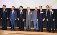 開所式で記念撮影に臨むTSMC創業者の張忠謀（モリス・チャン）氏（右から5人目）ら（24日、熊本県菊陽町）