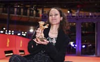 ベルリン国際映画祭で金熊賞を獲得したマティ・ディオップ監督（24日、ベルリン）＝共同