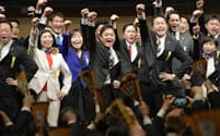 国民民主党の党大会で、気勢を上げる玉木代表（中央）ら＝12日午後、東京都江東区