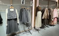 「漢服」の要素を取り入れ、普段着に近いデザインの洋服を販売する店（２月、浙江省杭州市）
